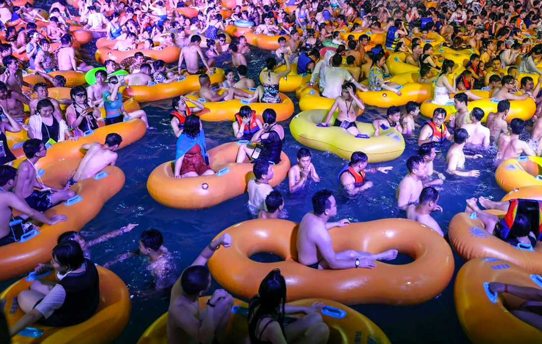 Wuhan Water Park Hosts EDM Festival Without Safety Regulations