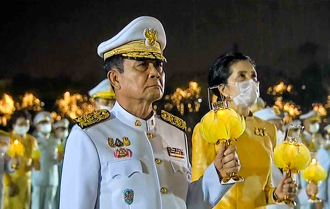 Large Crowds Gather to Pay Respects to King Rama IX