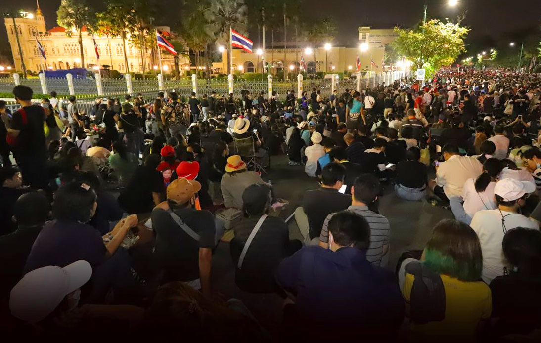 Protesters Stay Three Days at Government House To Overthrow Prayut