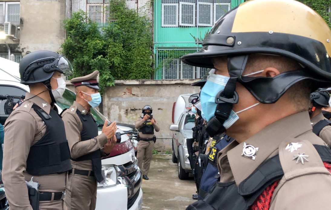 Police Raid Din Daeng Flats After Riot Policeman Was Shot