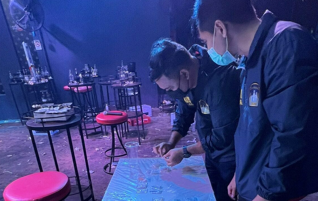 Over 40 Narcotics Packets Found During Raid in Bangkok Pub