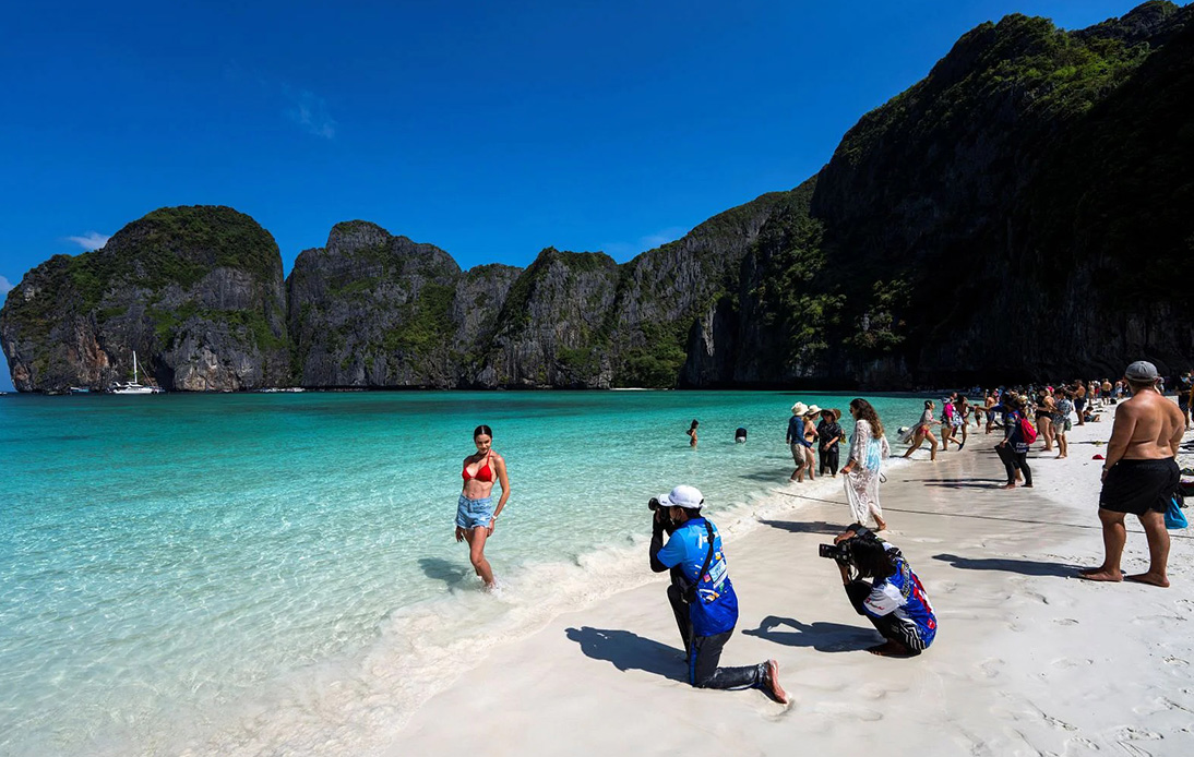 Govt Postpones 300-Baht-Fee for Foreign Tourists Arriving by Land