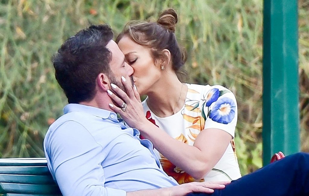 Jennifer and Ben Affleck Share Kisses During Paris Honeymoon