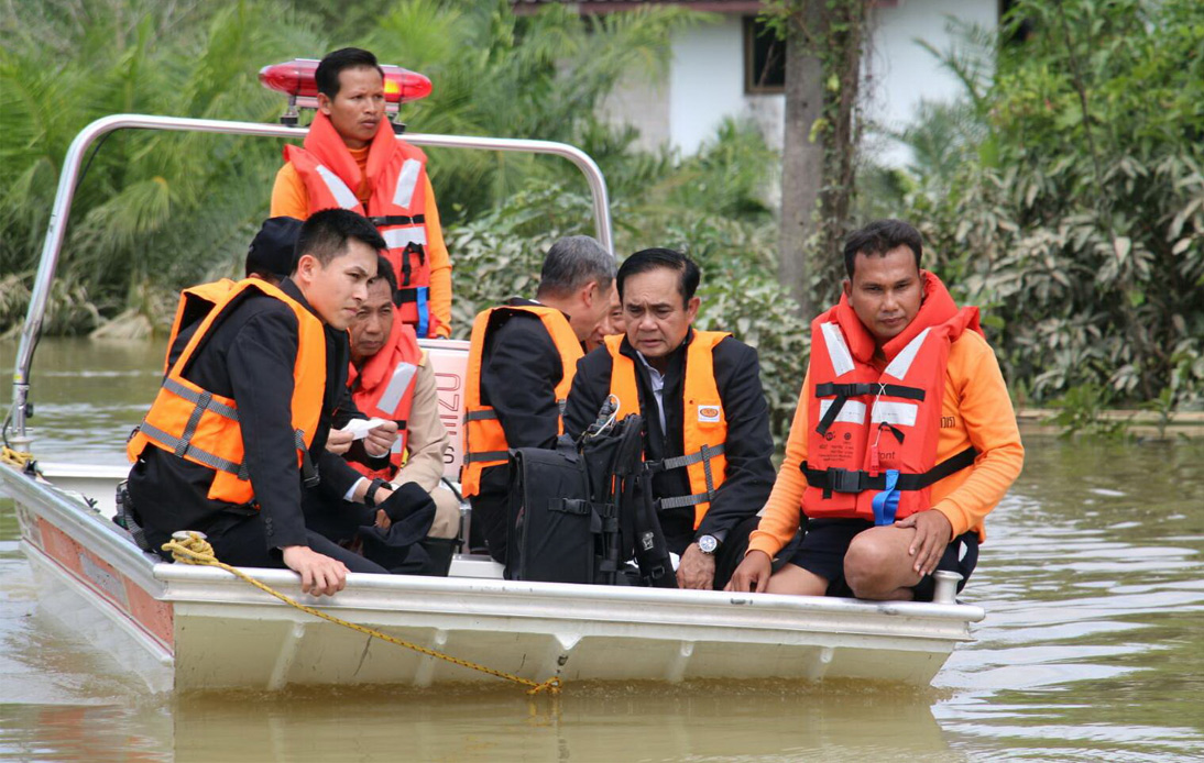 Prayut Wants To Use Radios for Updating Flood-Hit Citizens