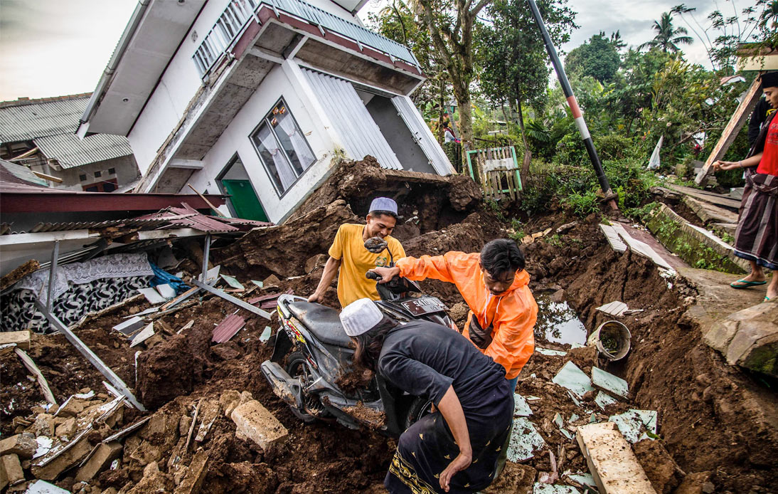 Indonesia Earthquake Kills 162 and Leaves Hundreds Injured