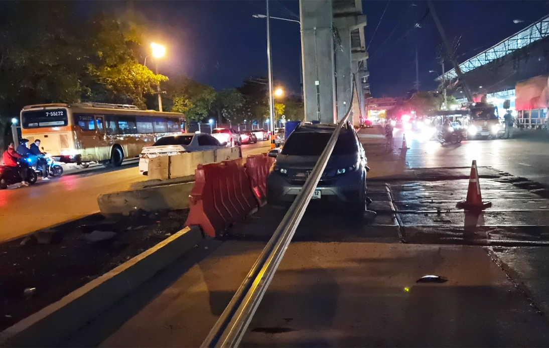 Pink Line Conductor Rail Falls Onto the Street in Nonthaburi