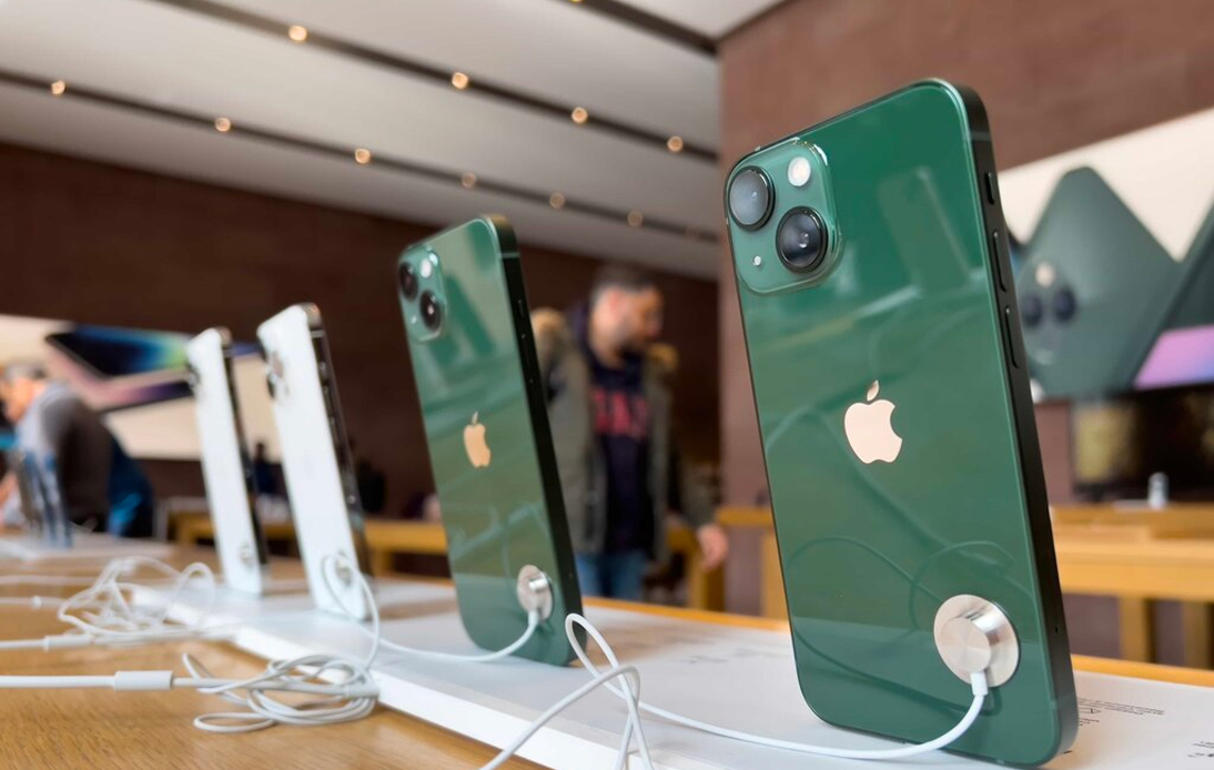 Apple Overtakes Samsung As World’s Top Smartphone Seller