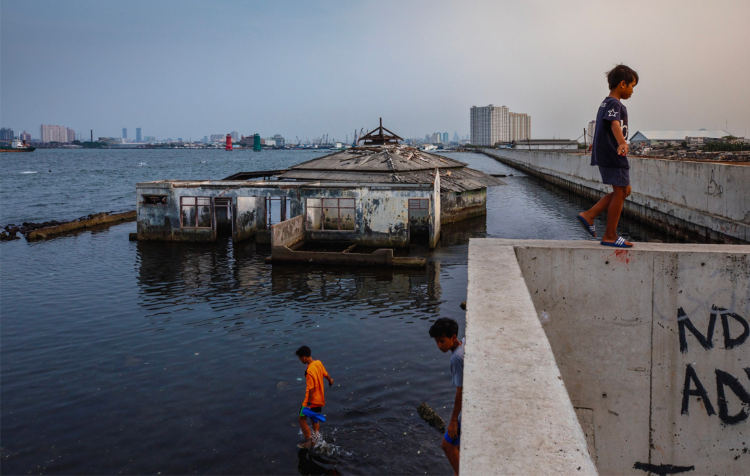 Indonesia Mulls .5b Sea Wall Project To Save Sinking Jakarta