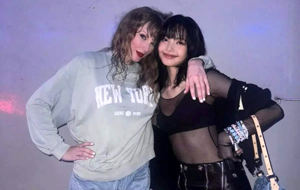 Taylor Swift Poses Backstage With Lisa at Singapore Concert